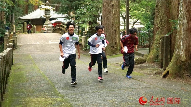 中日青少年在百年古剎里奔跑，揮灑青春的汗水。人民網(wǎng) 蔣曉辰攝