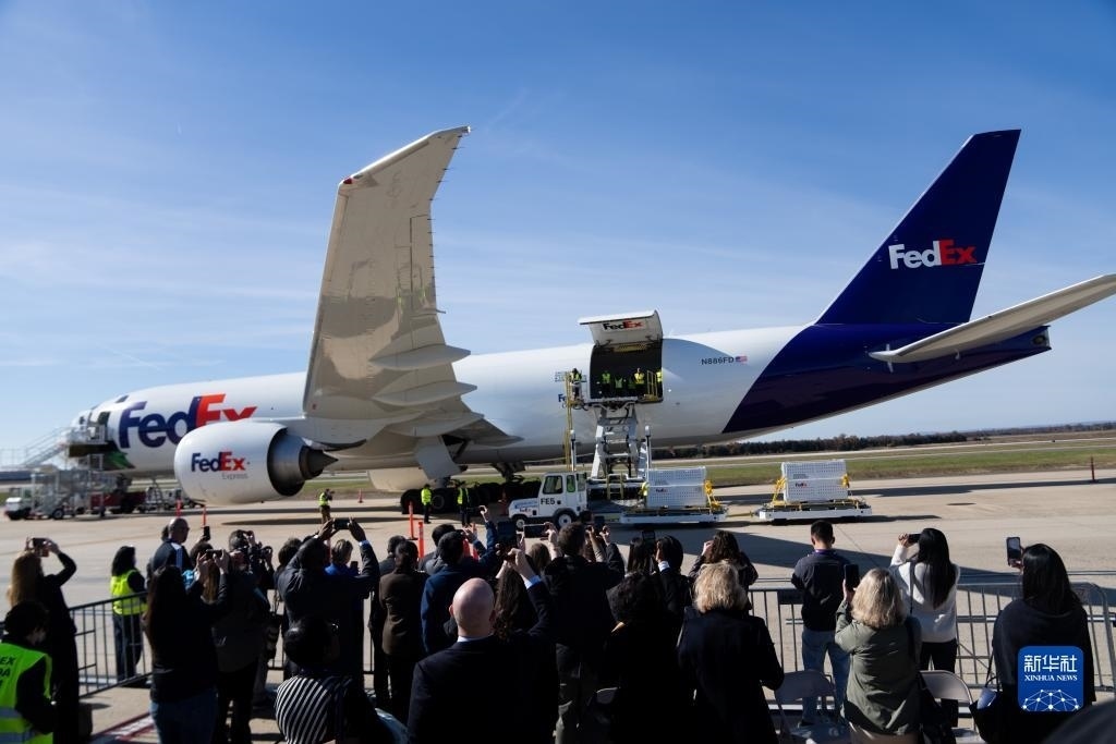 11月8日，在美國弗吉尼亞州的華盛頓杜勒斯國際機(jī)場，裝有大熊貓的特制“旅行包廂”準(zhǔn)備運(yùn)上專機(jī)。新華社記者劉杰攝