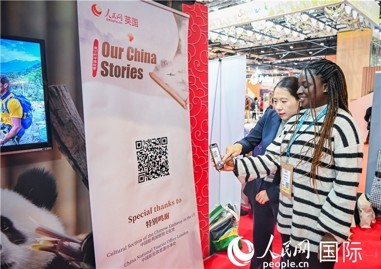 觀眾掃碼《我們的中國故事》系列視頻。人民網(wǎng) 郭錦標攝