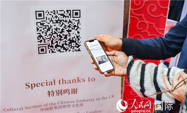 觀眾掃碼《我們的中國故事》系列視頻。人民網(wǎng) 郭錦標攝