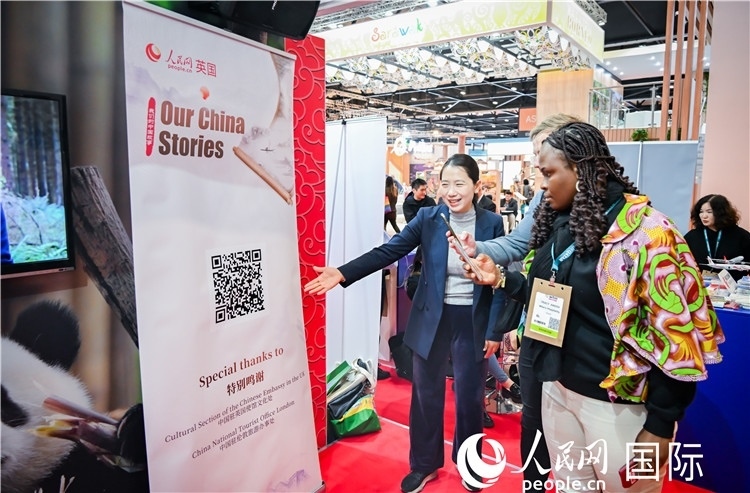 觀眾掃碼《我們的中國故事》系列視頻。人民網(wǎng) 郭錦標攝