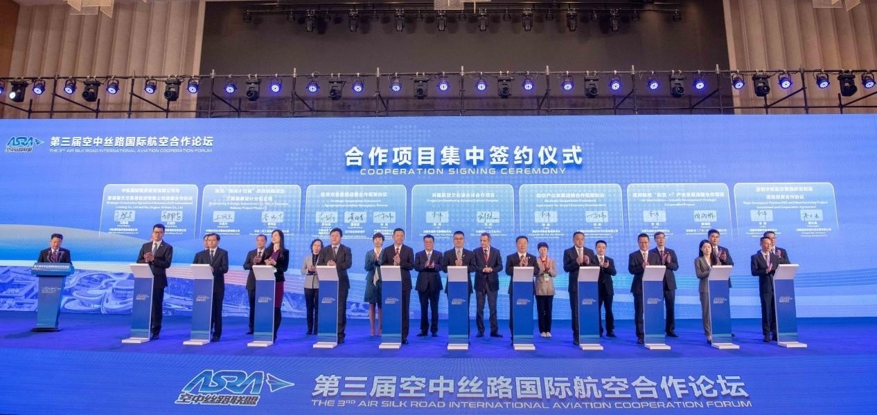 圖為7個(gè)國(guó)內(nèi)外合作項(xiàng)目現(xiàn)場(chǎng)簽約。人民網(wǎng)記者 唐宋攝