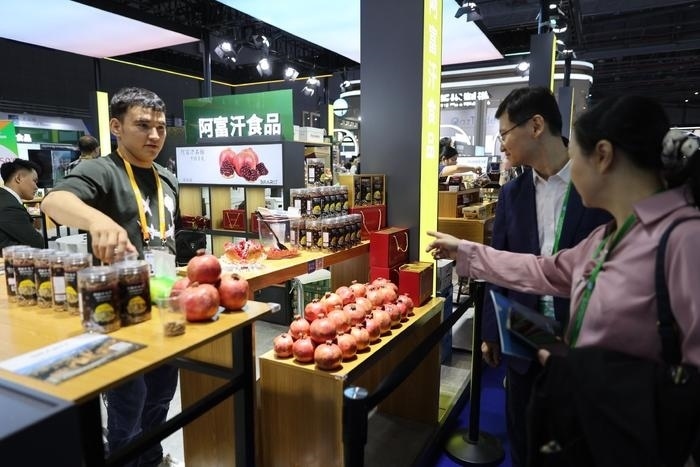 11月6日，在第六屆進(jìn)博會(huì)食品及農(nóng)產(chǎn)品展區(qū)，阿富汗食品吸引參展人員。