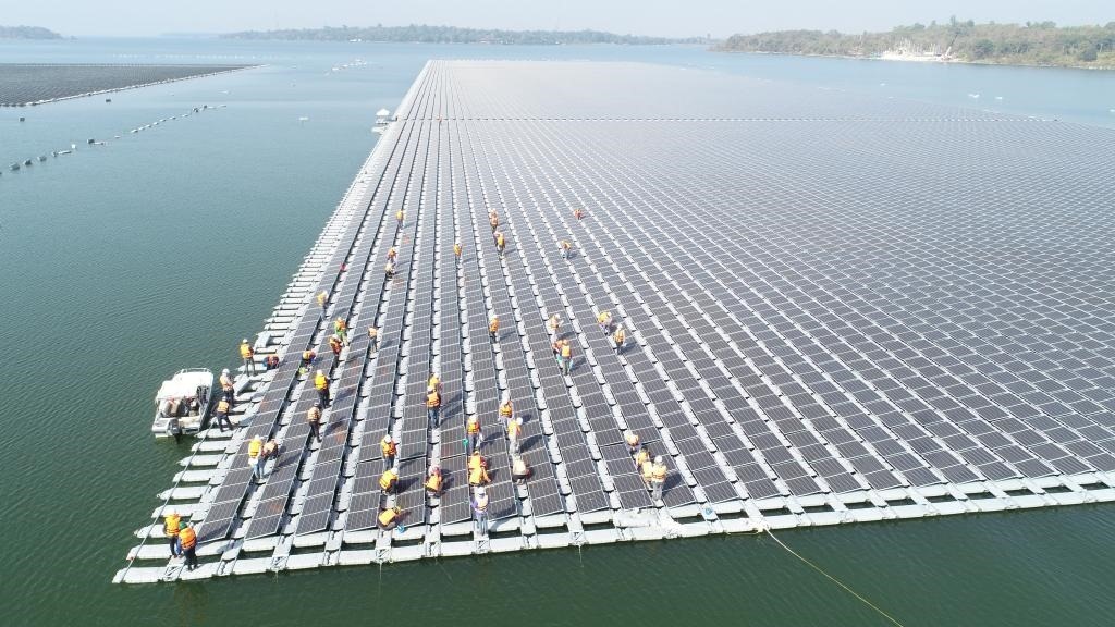 2021年1月23日，施工人員檢查泰國烏汶府詩琳通大壩綜合浮體光伏項目的太陽能板安裝情況。新華社發(fā)（泰國國家電力局項目組供圖）
