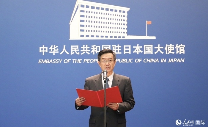 中國駐日本大使館教育處公使銜參贊杜柯偉宣讀獲獎(jiǎng)人員名單。人民網(wǎng) 許可攝