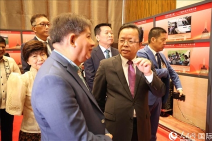 論壇期間配套舉行“‘?dāng)[脫貧困之路’——寧德扶貧開發(fā)圖片展”。人民網(wǎng)記者樊帆 攝