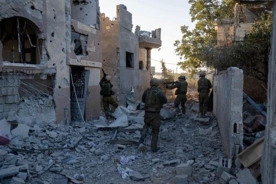 這張以色列國防軍11月12日發(fā)布的照片顯示，以軍地面部隊在加沙地帶北部開展軍事行動。新華社發(fā)