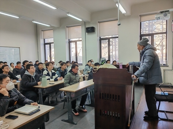 鐘萬勰院士為研究生上課。大連理工大學(xué)供圖