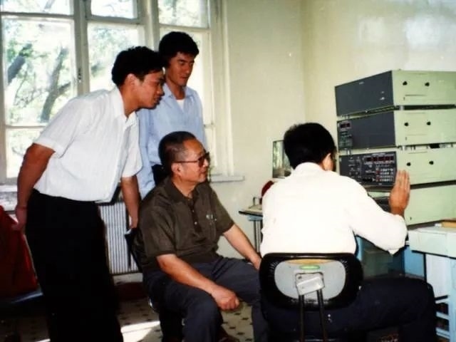 秦裕琨與團(tuán)隊在一起。哈爾濱工業(yè)大學(xué)供圖