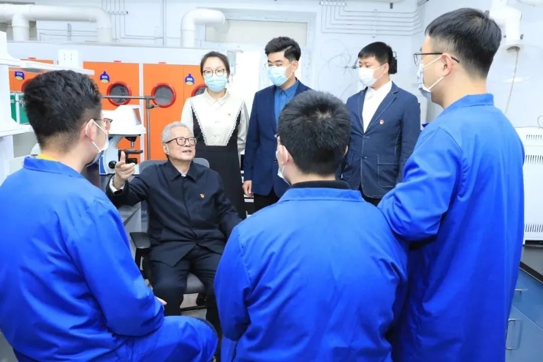 秦裕琨院士在實驗室與青年師生交流。哈爾濱工業(yè)大學(xué)供圖