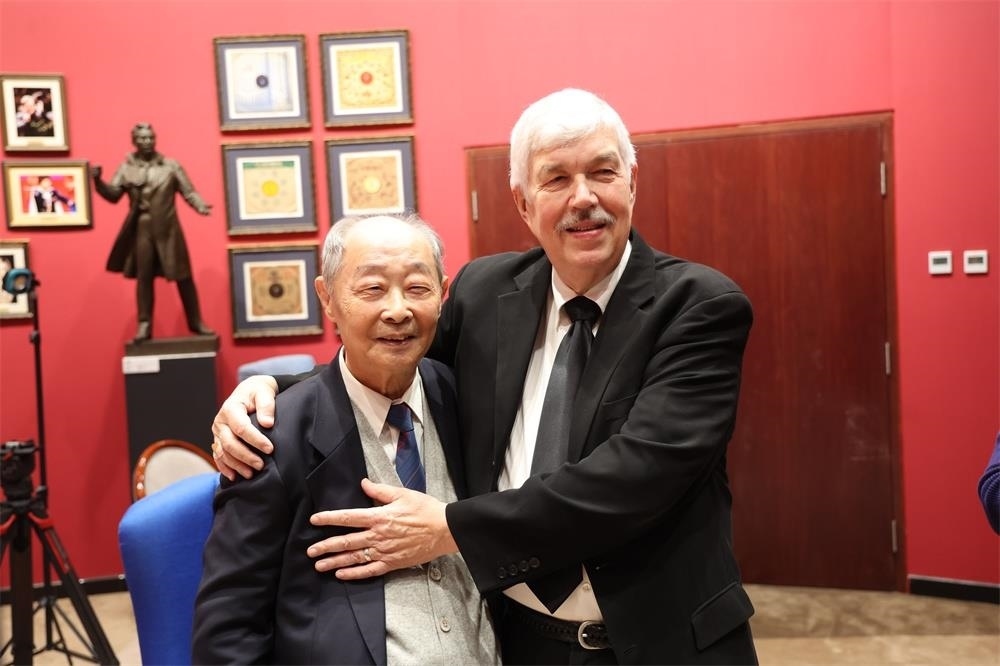 費(fèi)城交響樂(lè)團(tuán)小提琴演奏家戴維·布斯與原中央樂(lè)團(tuán)小提琴演奏家朱信人50年后再相聚。