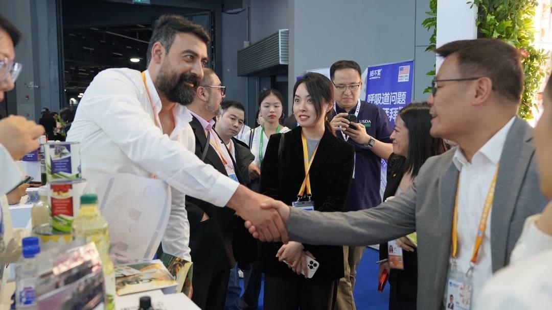 第六屆進(jìn)博會(huì)上，國(guó)內(nèi)一家超市行業(yè)的客商與來(lái)自美國(guó)佐治亞州的企業(yè)展商達(dá)成初步合作意向。