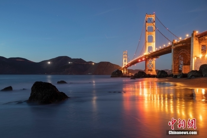 當(dāng)?shù)貢r(shí)間10月29日，美國(guó)舊金山金門大橋在海浪和夜色的襯托下美如一幅畫。<a target='_blank' href='/'><p class=