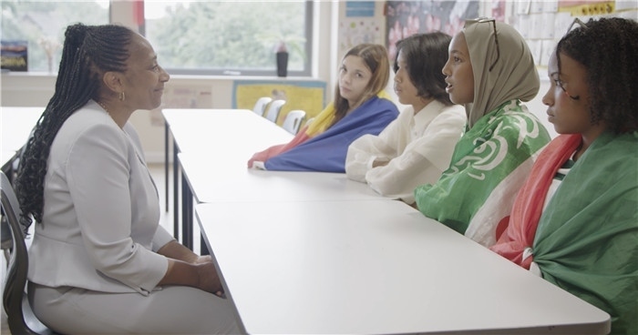 瓊·戴嵐與學(xué)生交流。帕特里克·謝德-西蒙茲攝