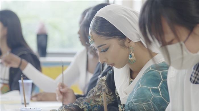 學(xué)生學(xué)習(xí)中國(guó)書法。帕特里克·謝德-西蒙茲攝