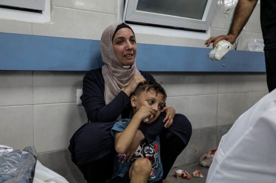 11月3日，人們在加沙城希法醫(yī)院接受治療。新華社發(fā)