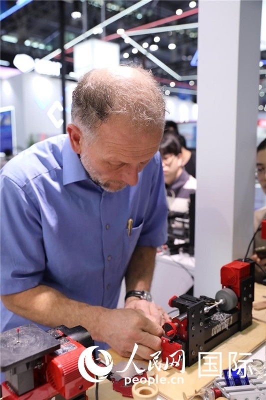 第25屆中國國際高新技術(shù)成果交易會(huì)15日在深圳開幕，圖為展商現(xiàn)場演示精密加工工具。人民網(wǎng)記者 魯揚(yáng)攝