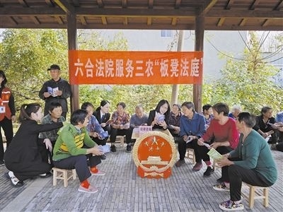  圖③：干警向附近農(nóng)戶解讀相關(guān)法律法規(guī)。