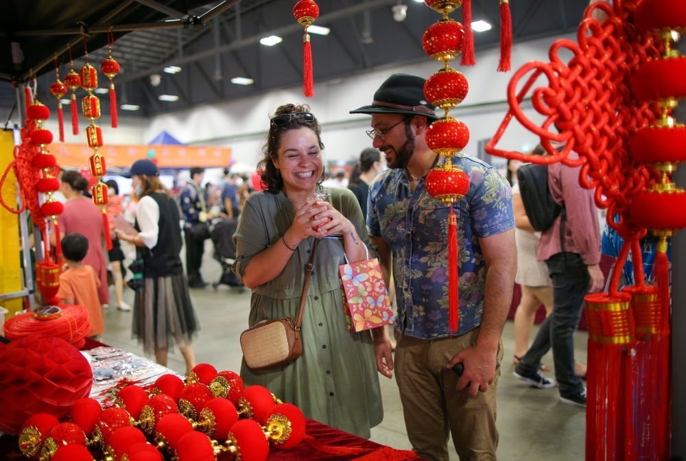 2023年1月21日，在新西蘭奧克蘭舉行的迎接中國(guó)農(nóng)歷春節(jié)活動(dòng)上，人們購買新春裝飾品。這個(gè)活動(dòng)吸引當(dāng)?shù)厣先f名各族裔民眾聚集一起，共迎中國(guó)春節(jié)。