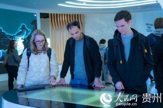 在國家大數(shù)據(jù)（貴州）綜合試驗(yàn)區(qū)交流體驗(yàn)中心，歐亞國家記者體驗(yàn)貴州大數(shù)據(jù)應(yīng)用場景。人民網(wǎng) 陽茜攝