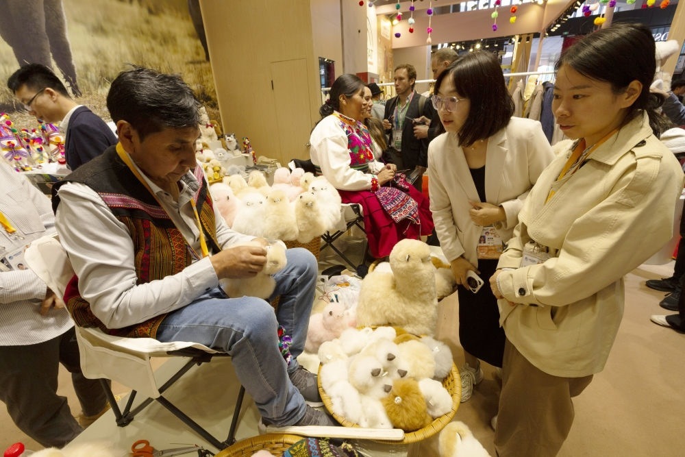 2023年11月7日，秘魯羊駝毛制品手藝人馬馬尼大叔在中國(guó)上海舉辦的第六屆進(jìn)博會(huì)上展示羊駝玩偶制作工藝。秘魯特色羊駝毛制品連續(xù)六屆在進(jìn)博會(huì)上亮相，收獲大量訂單。進(jìn)博會(huì)大舞臺(tái)讓秘魯傳統(tǒng)手藝人有了更廣闊的發(fā)展空間。