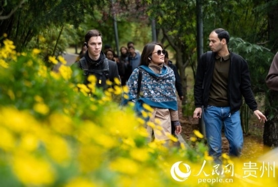 歐亞國家媒體記者走進(jìn)觀山湖公園。人民網(wǎng) 陽茜攝