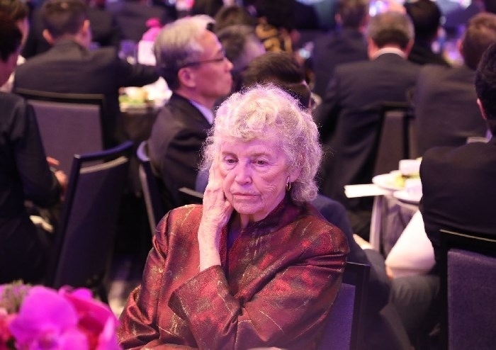 當?shù)貢r間11月15日晚，國家主席習(xí)近平在美國舊金山出席美國友好團體聯(lián)合舉行的歡迎宴會。在熱烈的掌聲中，習(xí)近平發(fā)表重要演講。圖為參加晚宴人士認真聆聽演講。人民日報記者 李志偉 攝