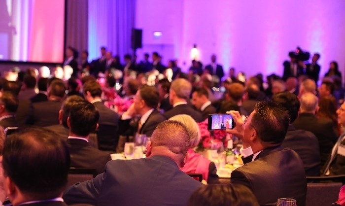 當?shù)貢r間11月15日晚，國家主席習(xí)近平在美國舊金山出席美國友好團體聯(lián)合舉行的歡迎宴會。在熱烈的掌聲中，習(xí)近平發(fā)表重要演講。圖為參加晚宴人士認真聆聽演講。人民日報記者 李志偉 攝