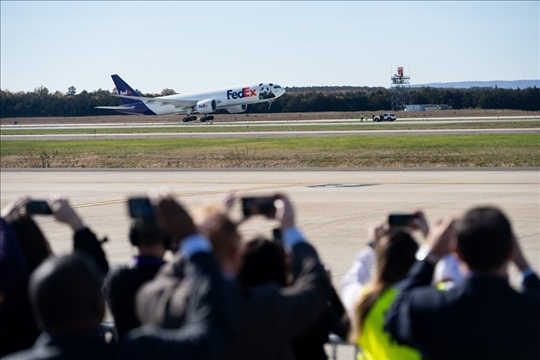2023年11月8日，運(yùn)送大熊貓的專機(jī)從美國弗吉尼亞州的華盛頓杜勒斯國際機(jī)場起飛。旅居美國的大熊貓“美香”“添添”和它們在華盛頓出生并長大的雄性幼崽“小奇跡”當(dāng)天啟程返回中國。新華社記者 劉杰攝