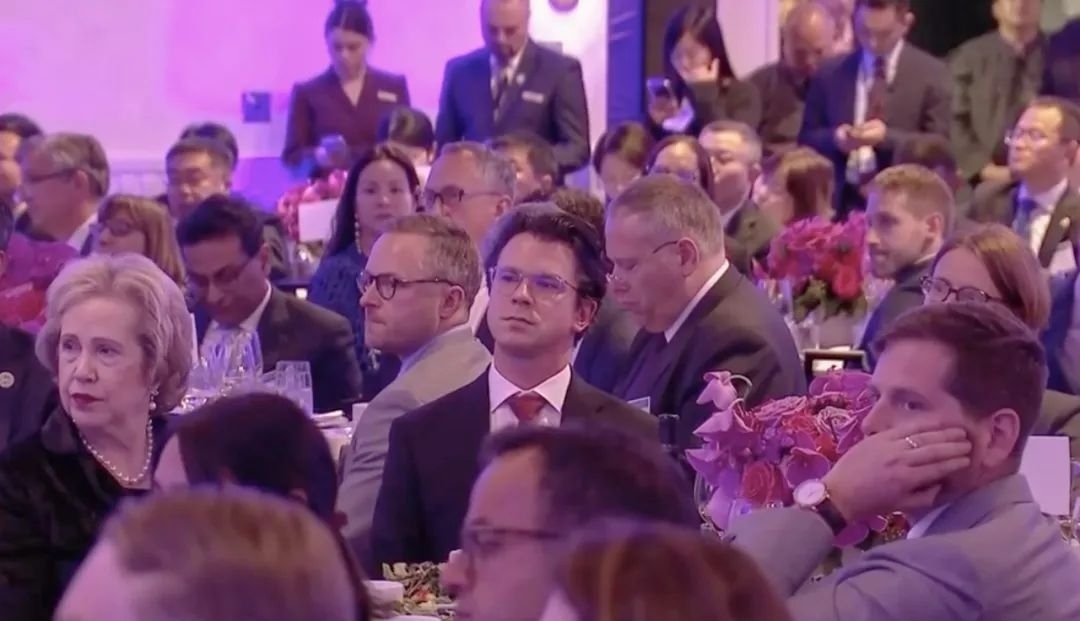 △當(dāng)?shù)貢r間11月15日晚，習(xí)近平主席在美國友好團體聯(lián)合歡迎宴會上發(fā)表演講。圖為參加宴會的人士認(rèn)真聆聽演講。