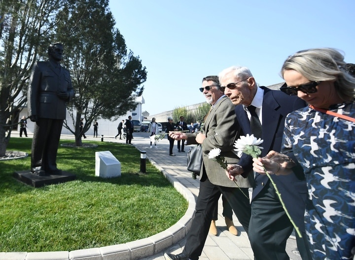 10月30日，在北京，飛虎隊(duì)老兵哈里·莫耶（中）向陳納德將軍雕像獻(xiàn)花。