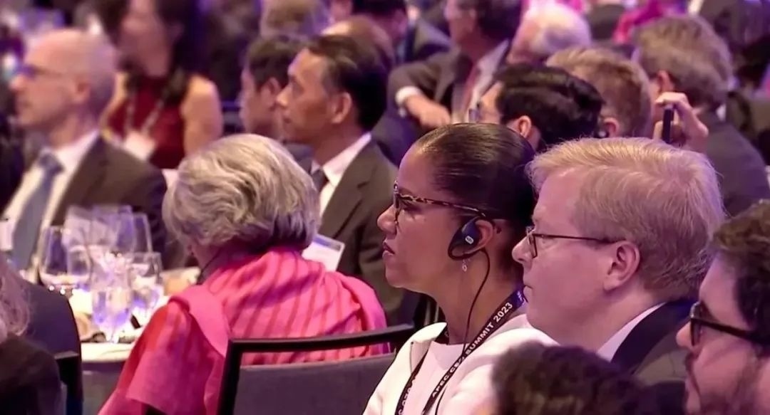 △參加宴會的人士認(rèn)真聆聽演講。