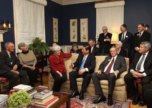 △2012年2月15日，習(xí)近平在前艾奧瓦州友好省州委員會委員蘭蒂夫人（左三）的家中回憶1985年訪問該地時的情景。