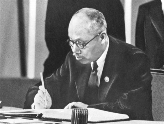 董必武在《聯(lián)合國憲章》上簽名。新華社發(fā)