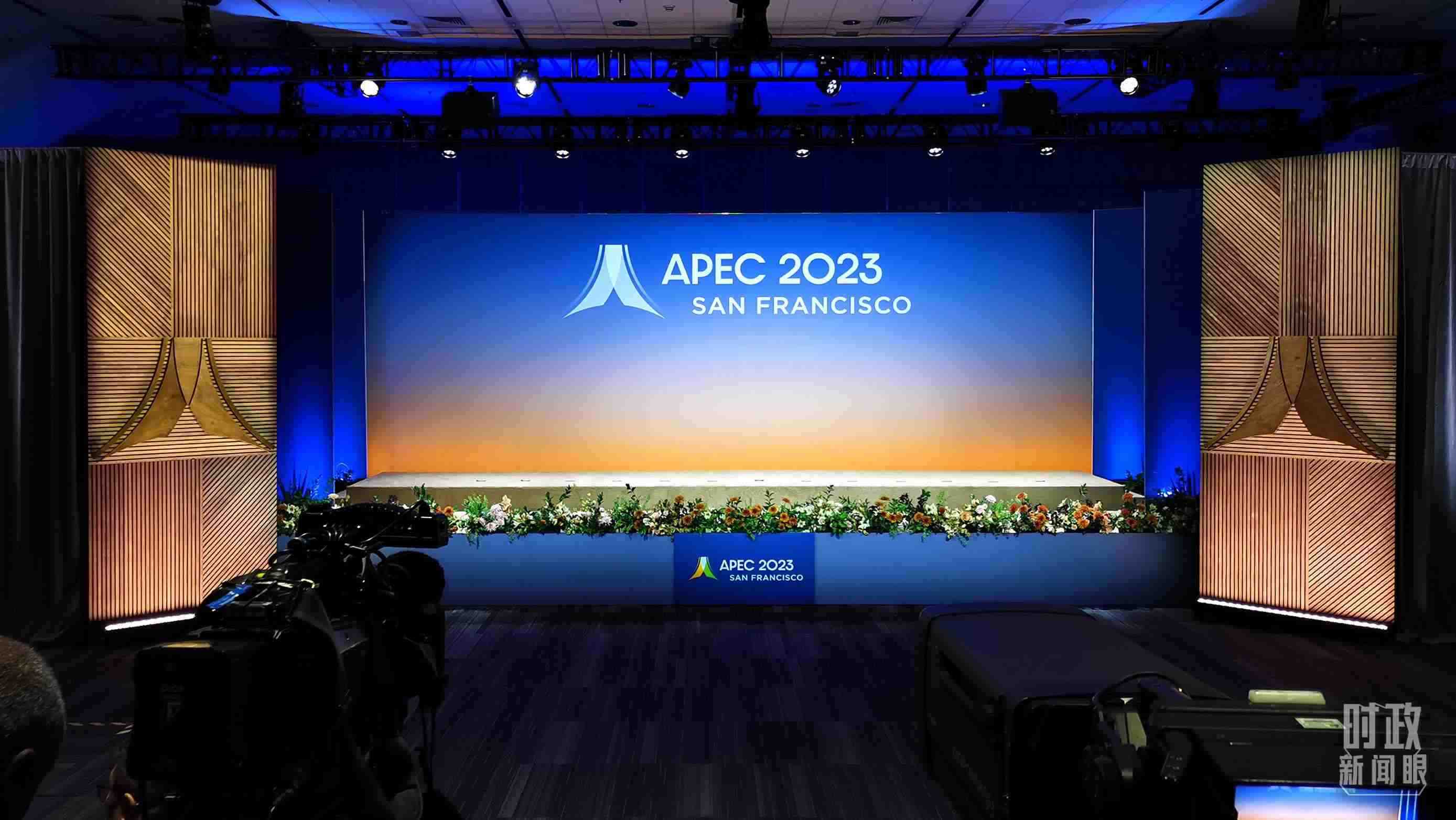 △16日，APEC領(lǐng)導(dǎo)人同東道主嘉賓在對(duì)話會(huì)前集體合影，圖為記者們?cè)诘却嫌伴_始。（總臺(tái)央視記者石偉明拍攝）