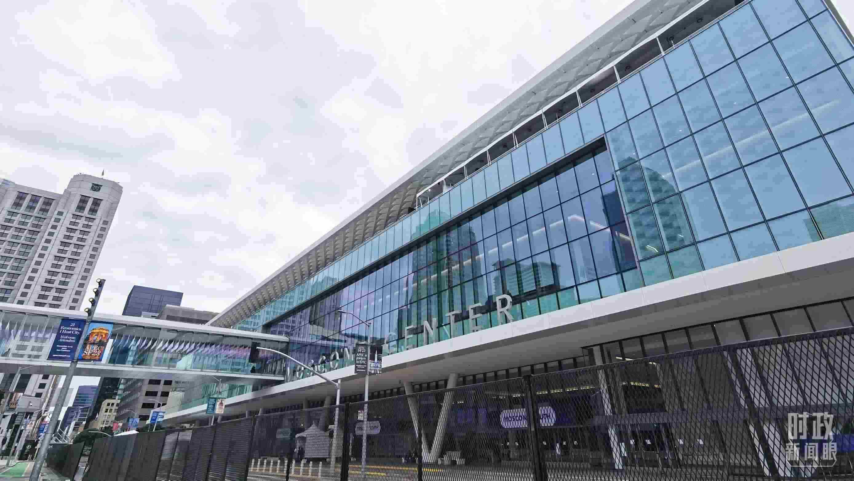 △美國舊金山，莫斯康中心，APEC第三十次領(lǐng)導(dǎo)人非正式會(huì)議在這里舉行。（總臺(tái)央視記者曹亞星拍攝）