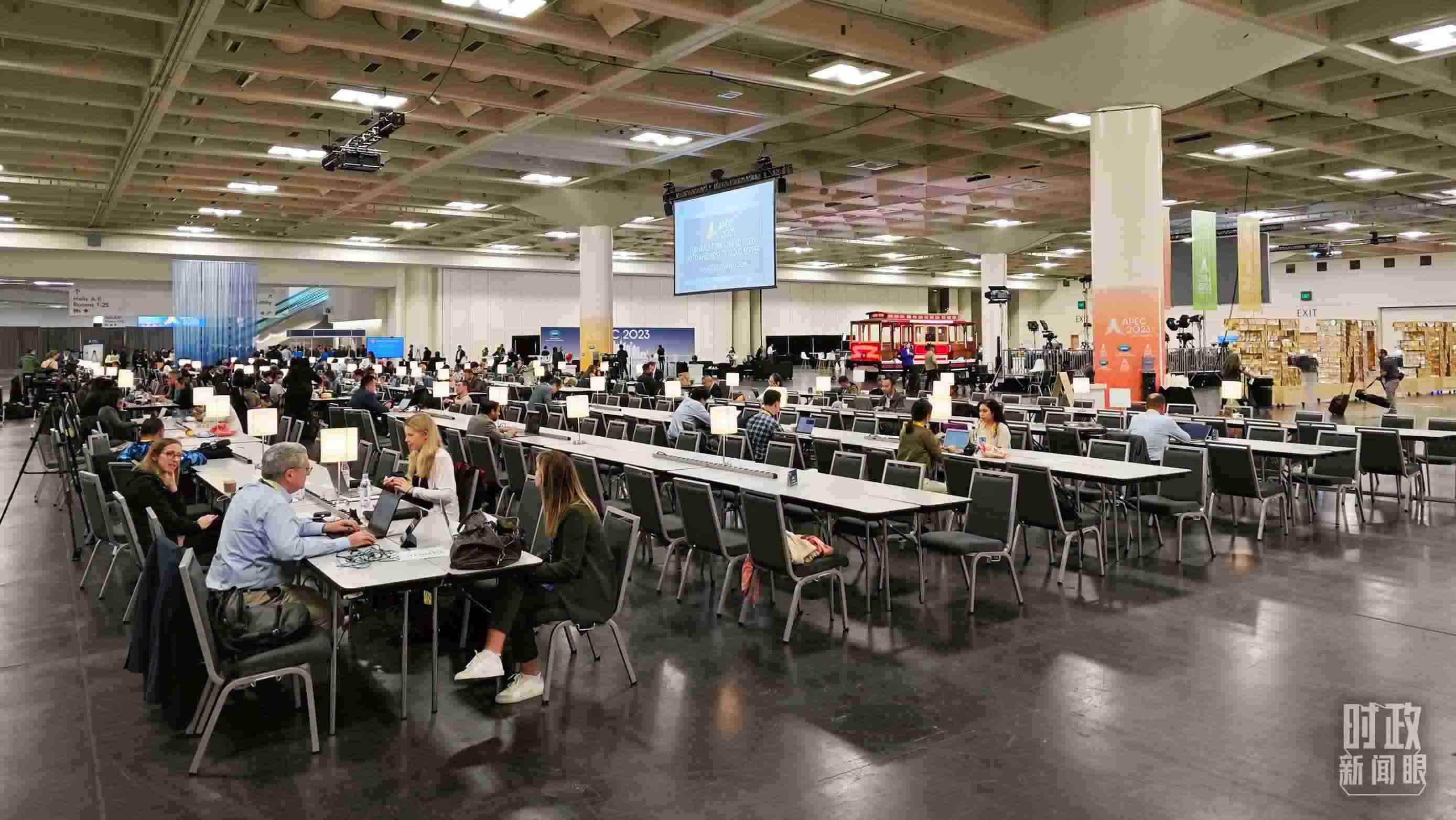 △APEC會(huì)議國際媒體中心，各國記者正在工作。（總臺(tái)央視記者王哈男拍攝）