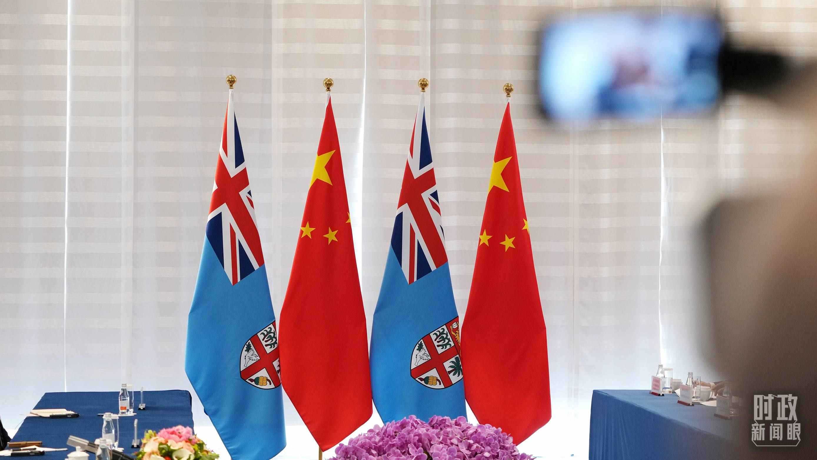 △會(huì)談現(xiàn)場(chǎng)的中斐兩國國旗。（總臺(tái)國廣記者李晉拍攝）