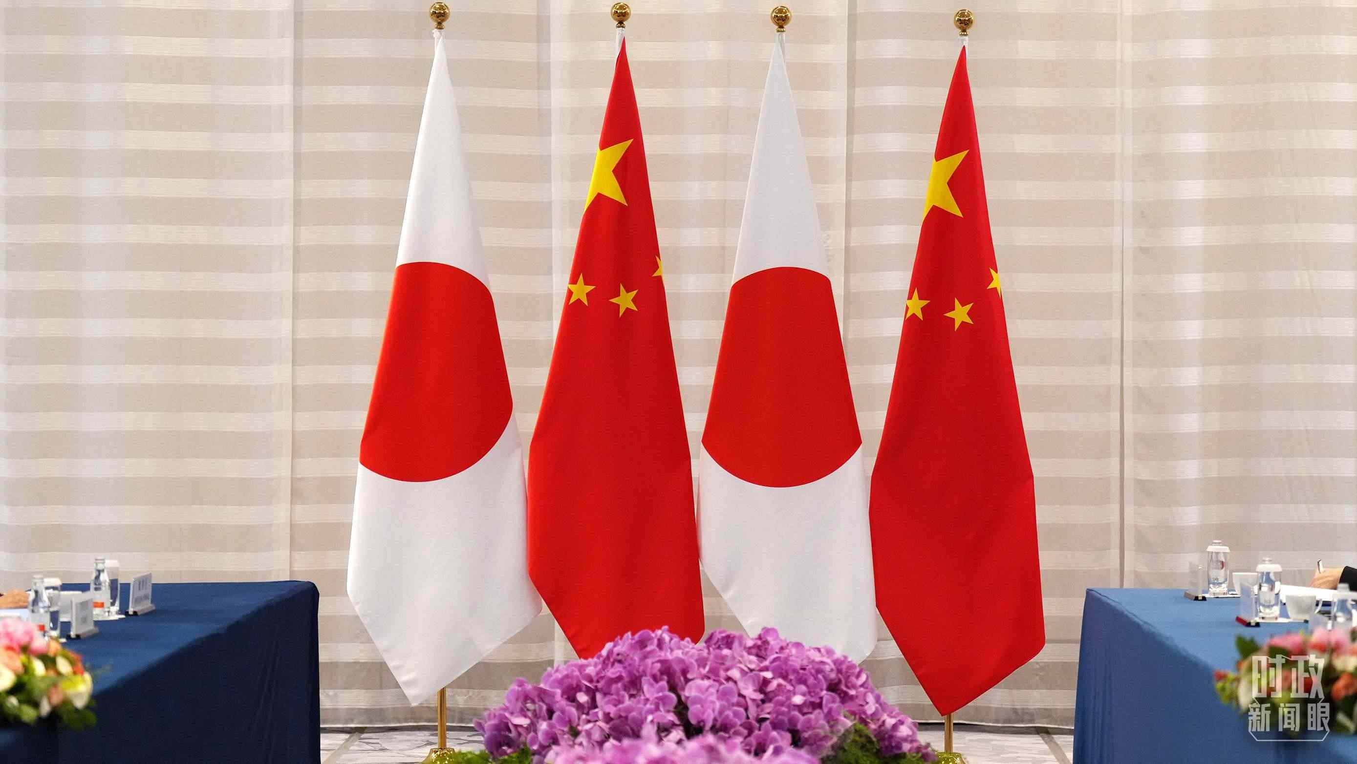△會(huì)談現(xiàn)場(chǎng)的中日兩國國旗。（總臺(tái)國廣記者李晉拍攝）