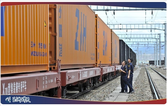 ｜｜新疆阿拉山口，中歐班列從這里經(jīng)過