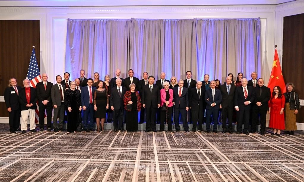 當(dāng)?shù)貢r(shí)間11月15日晚，國(guó)家主席習(xí)近平在美國(guó)舊金山出席美國(guó)友好團(tuán)體聯(lián)合舉行的歡迎宴會(huì)。這是宴會(huì)開(kāi)始前，習(xí)近平會(huì)見(jiàn)飛虎隊(duì)和史迪威將軍后人、鼓嶺、艾奧瓦州、華盛頓州等方面友好人士代表，同他們親切交談并合影留念。