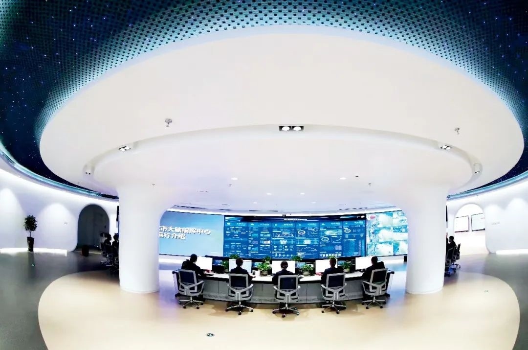 2021年2月2日，江西省撫州市東鄉(xiāng)區(qū)城市大腦指揮中心，工作人員通過(guò)城市大腦指揮平臺(tái)實(shí)時(shí)監(jiān)控、抓取、分析相關(guān)案件。