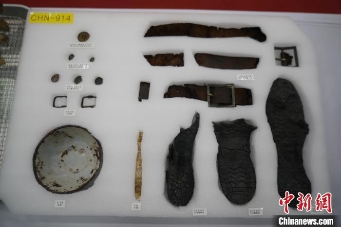 當(dāng)?shù)貢r(shí)間11月22日上午，第十批在韓中國(guó)人民志愿軍烈士遺骸裝殮儀式在韓國(guó)舉行。圖為裝殮儀式現(xiàn)場(chǎng)拍攝的部分志愿軍烈士遺物。中新社記者劉旭 攝