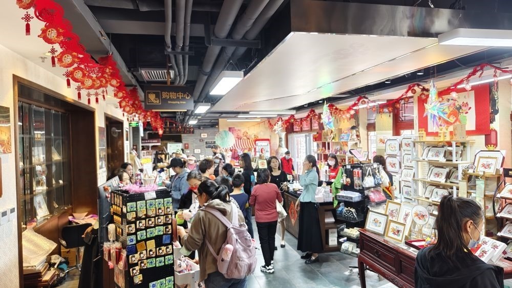 游客在天津市西青區(qū)楊柳青民俗文化館游覽。（新華社記者宋瑞 攝）