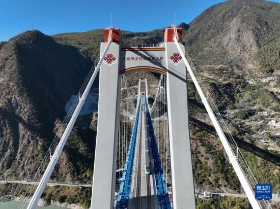 11月25日，列車通過麗香鐵路金沙江特大橋（無人機(jī)照片）。