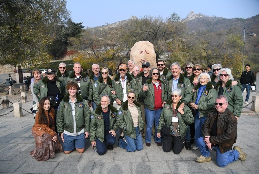 10月29日，飛虎隊(duì)老兵莫耶一行人在北京八達(dá)嶺長城合影留念。當(dāng)日，美中航空遺產(chǎn)基金會(huì)訪華代表團(tuán)成員陸續(xù)抵達(dá)北京。新華社記者任超攝