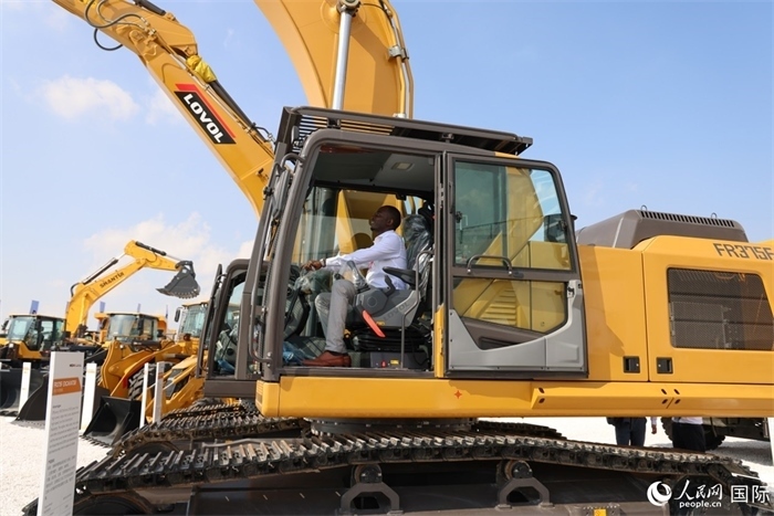 嘉賓參觀體驗(yàn)山東重工產(chǎn)品。人民網(wǎng)記者 任皓宇攝