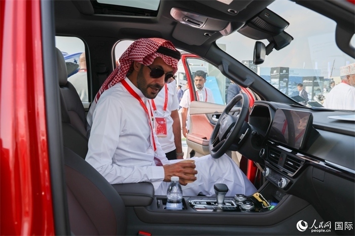 嘉賓參觀體驗(yàn)山東重工產(chǎn)品。人民網(wǎng)記者 任皓宇攝