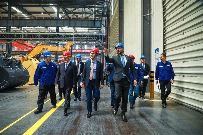 巴西米納斯吉拉斯州州長(zhǎng)羅梅烏·澤馬到徐工集團(tuán)考察。徐工集團(tuán)供圖