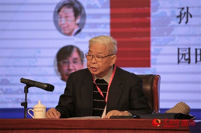 北京外國語大學北京日本學研究中心原主任嚴安生發(fā)表主旨演講。人民網(wǎng)記者 張麗婭攝